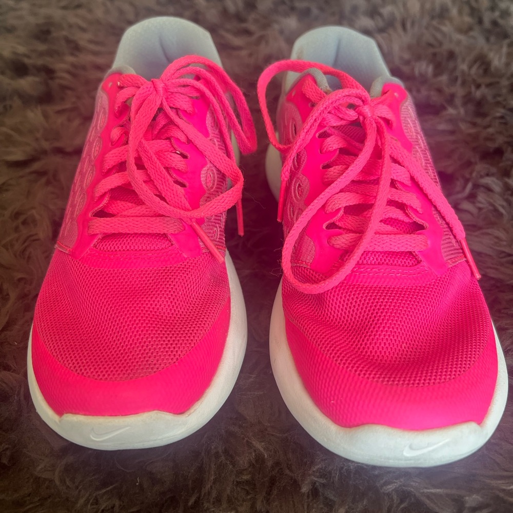 Pink Nike Lunarstelos